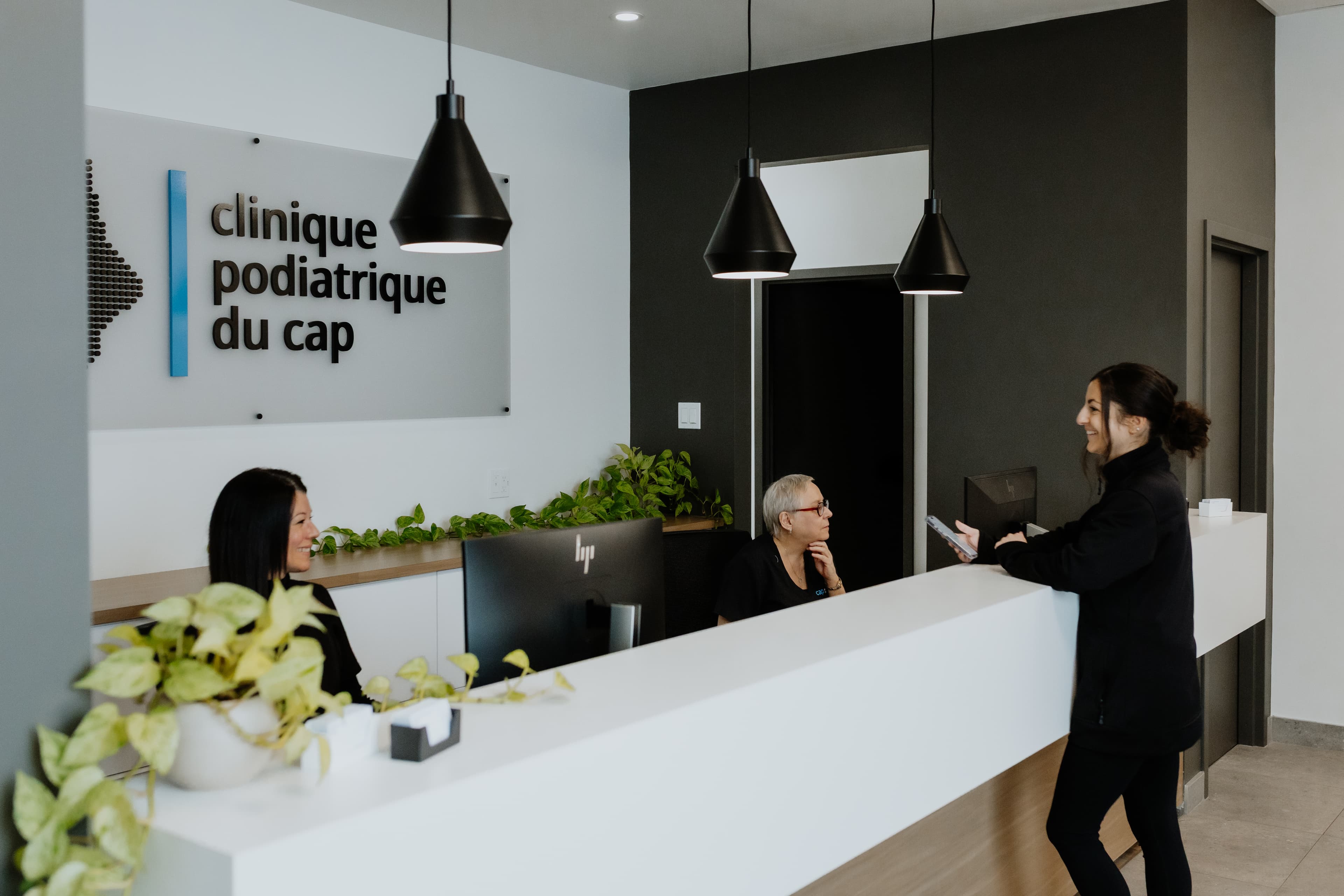 Dr Tellier, podiatre, traitant un patient à la clinique